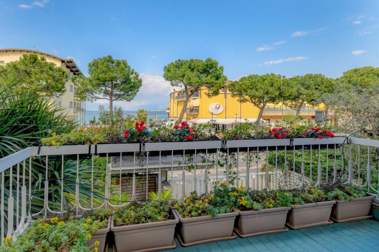 דסנזאנו דל גארדה Desenzanoloft Official Partner Marriott Homes & Villas - The Sunflower Front Lake מראה חיצוני תמונה